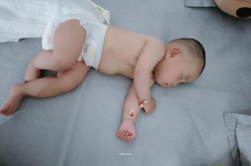 巨野三个月宝宝抬头不稳